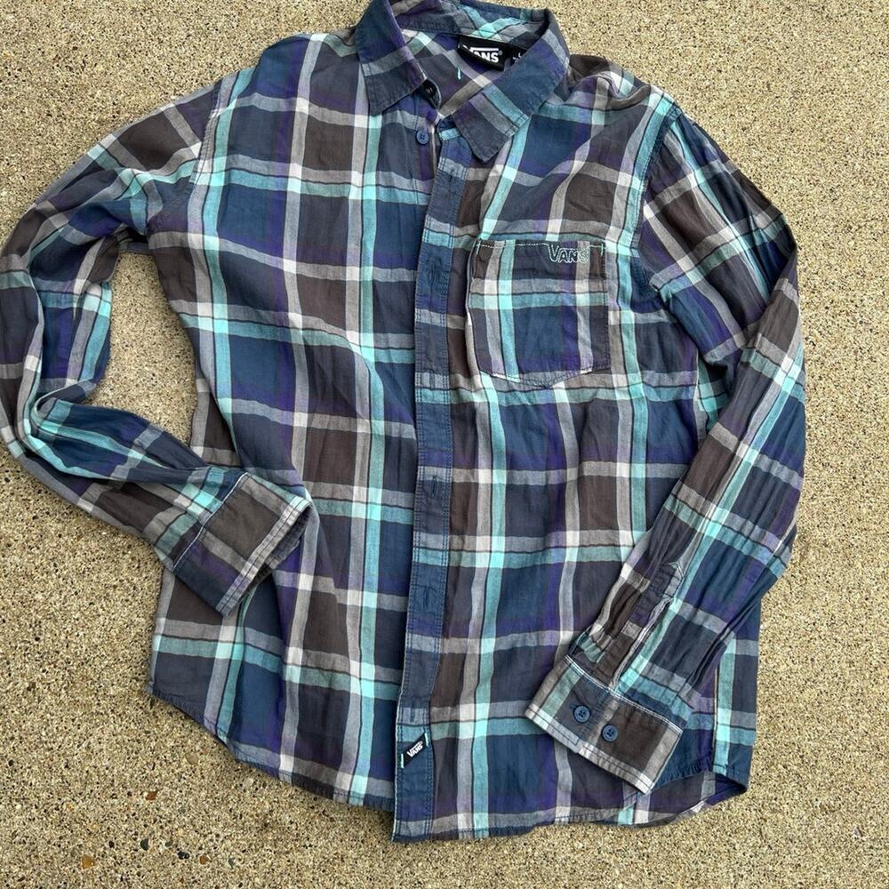VANS men’s L button-down shirt with rounded hem and long sleeves, plaid